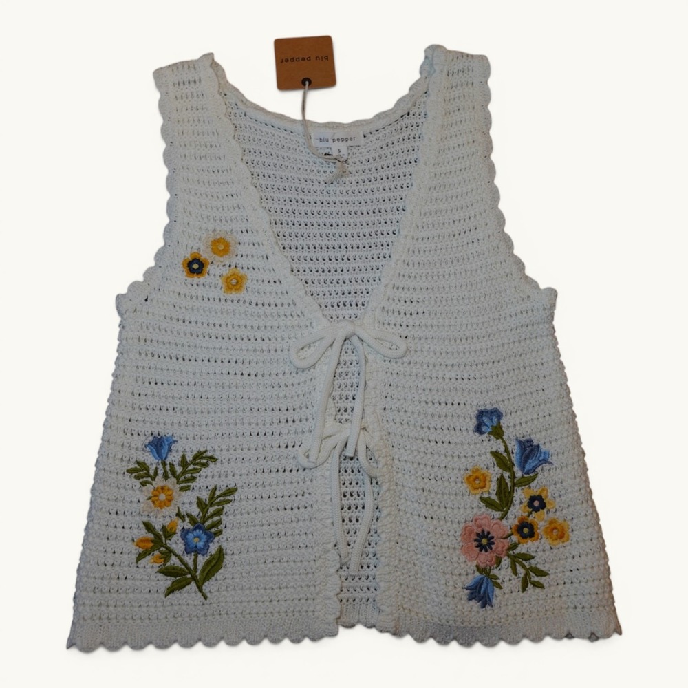 NWT Blu Pepper Ivory Floral Embroidered Crochet Tie Vest S